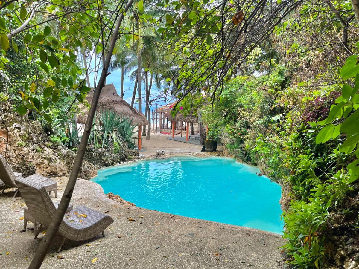 Coco Grove Beach Resort, Siquijor Island Zewnętrze zdjęcie The swimming pool at the resort
