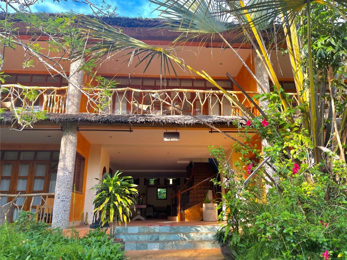 Coco Grove Beach Resort, Siquijor Island Zewnętrze zdjęcie The entrance to the hotel