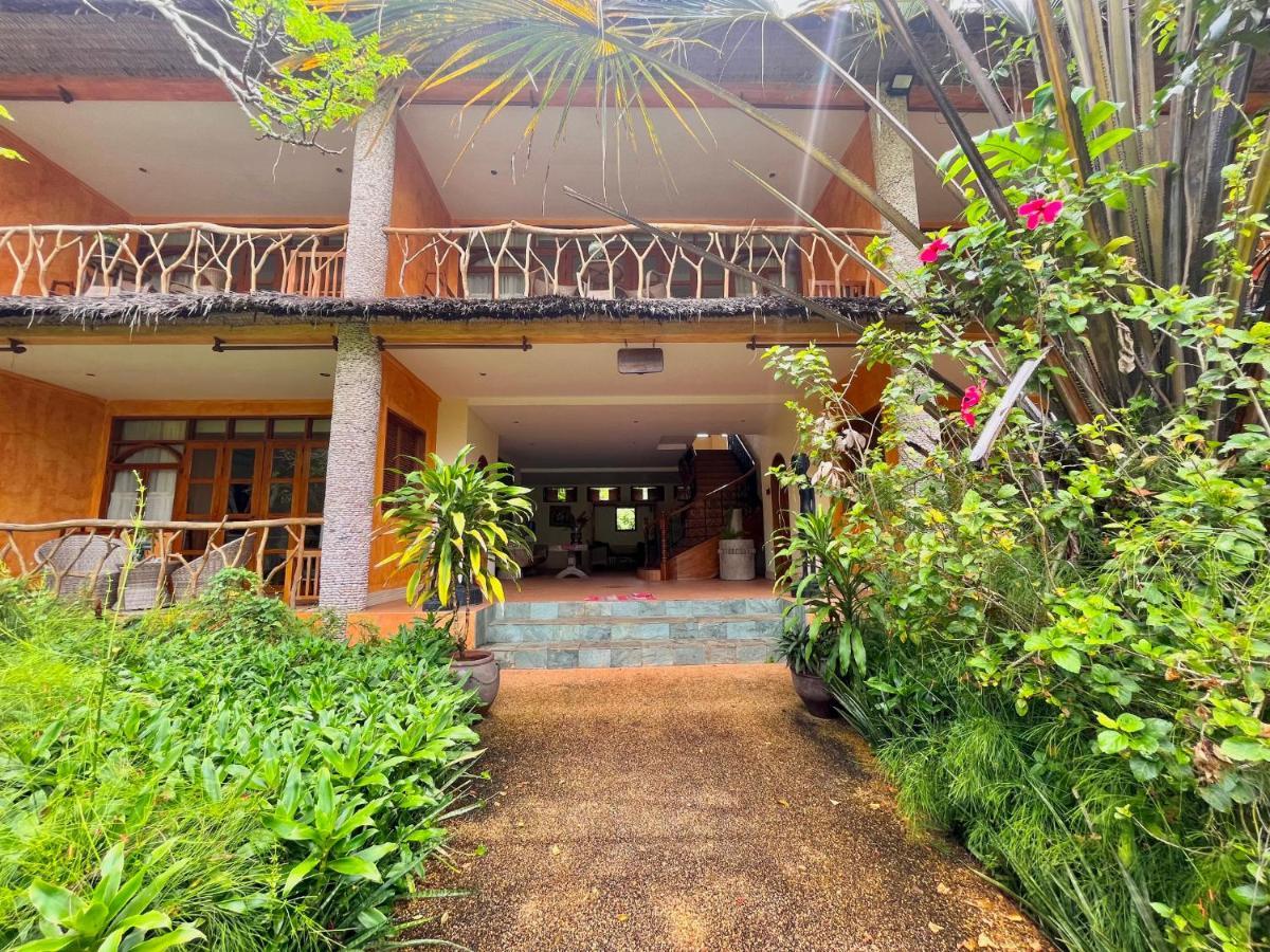 Coco Grove Beach Resort, Siquijor Island Zewnętrze zdjęcie The entrance to the hotel