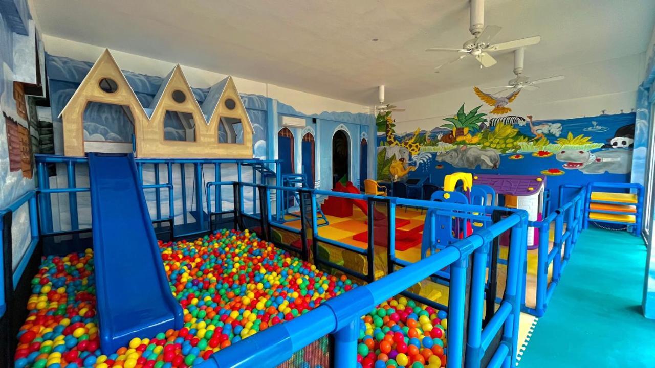 Coco Grove Beach Resort, Siquijor Island Zewnętrze zdjęcie A ball pit at a children's play center