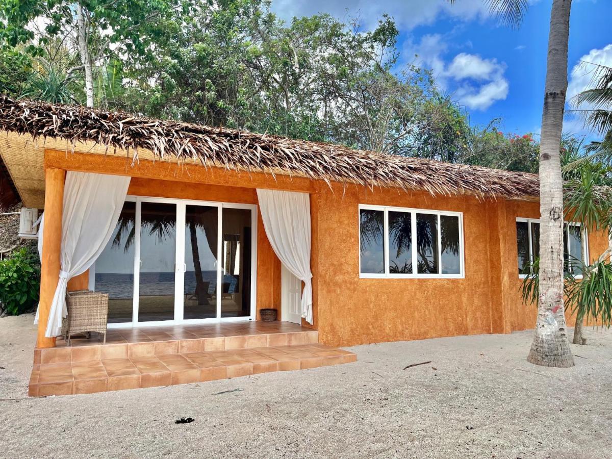 Coco Grove Beach Resort, Siquijor Island Zewnętrze zdjęcie A beach villa at the resort