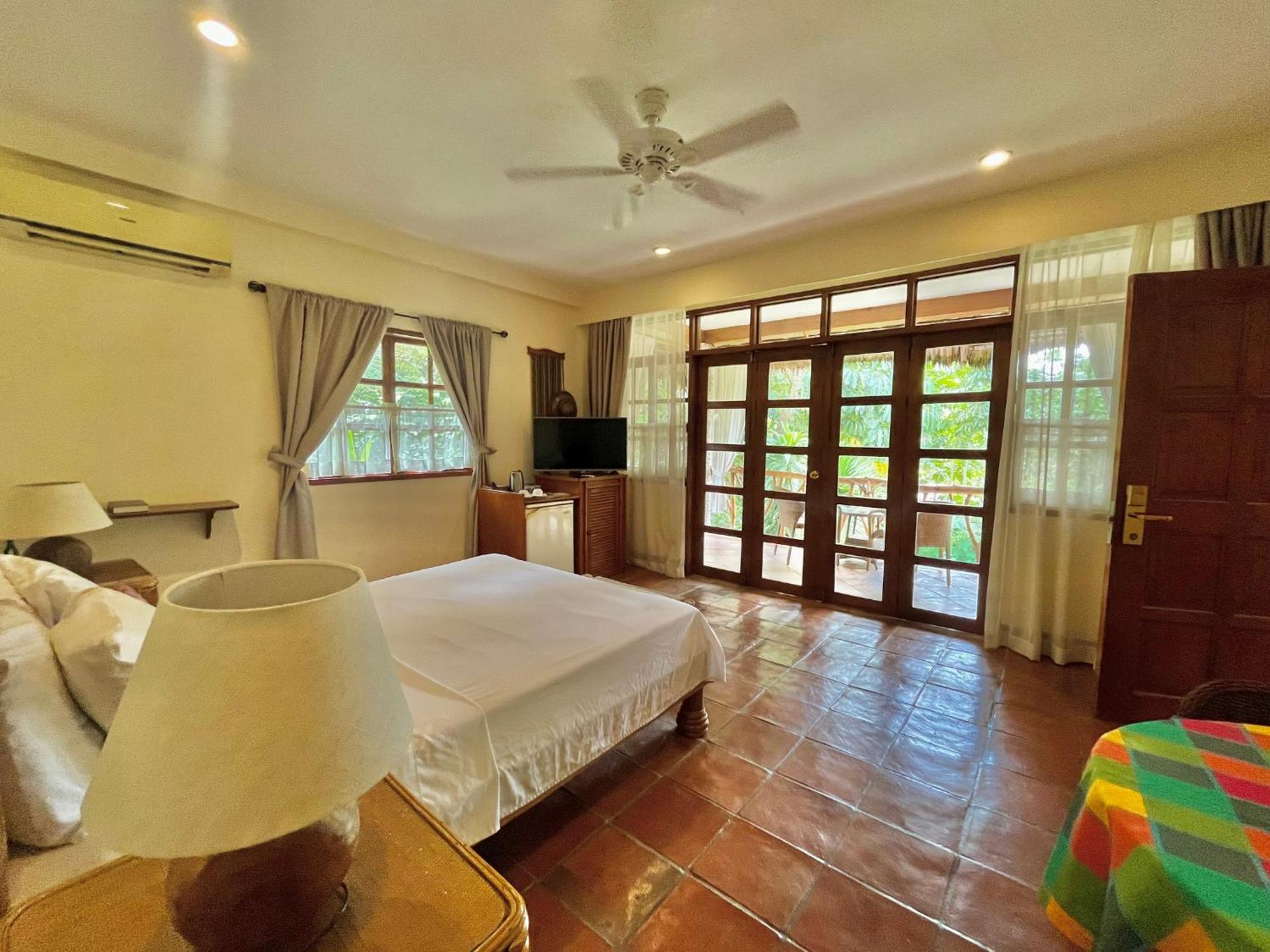 Coco Grove Beach Resort, Siquijor Island Zewnętrze zdjęcie A bedroom at the resort