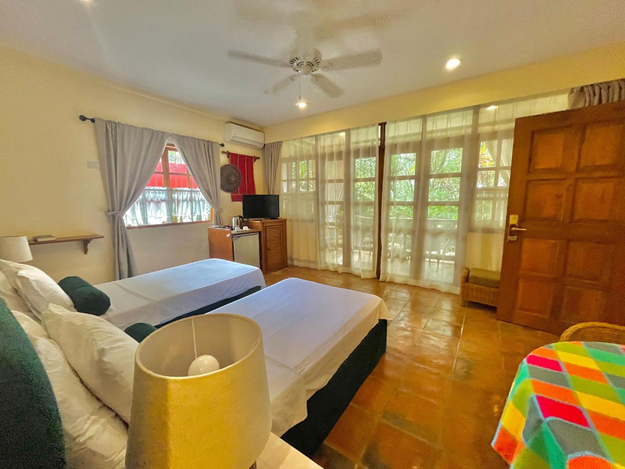 Coco Grove Beach Resort, Siquijor Island Zewnętrze zdjęcie A bedroom at the resort