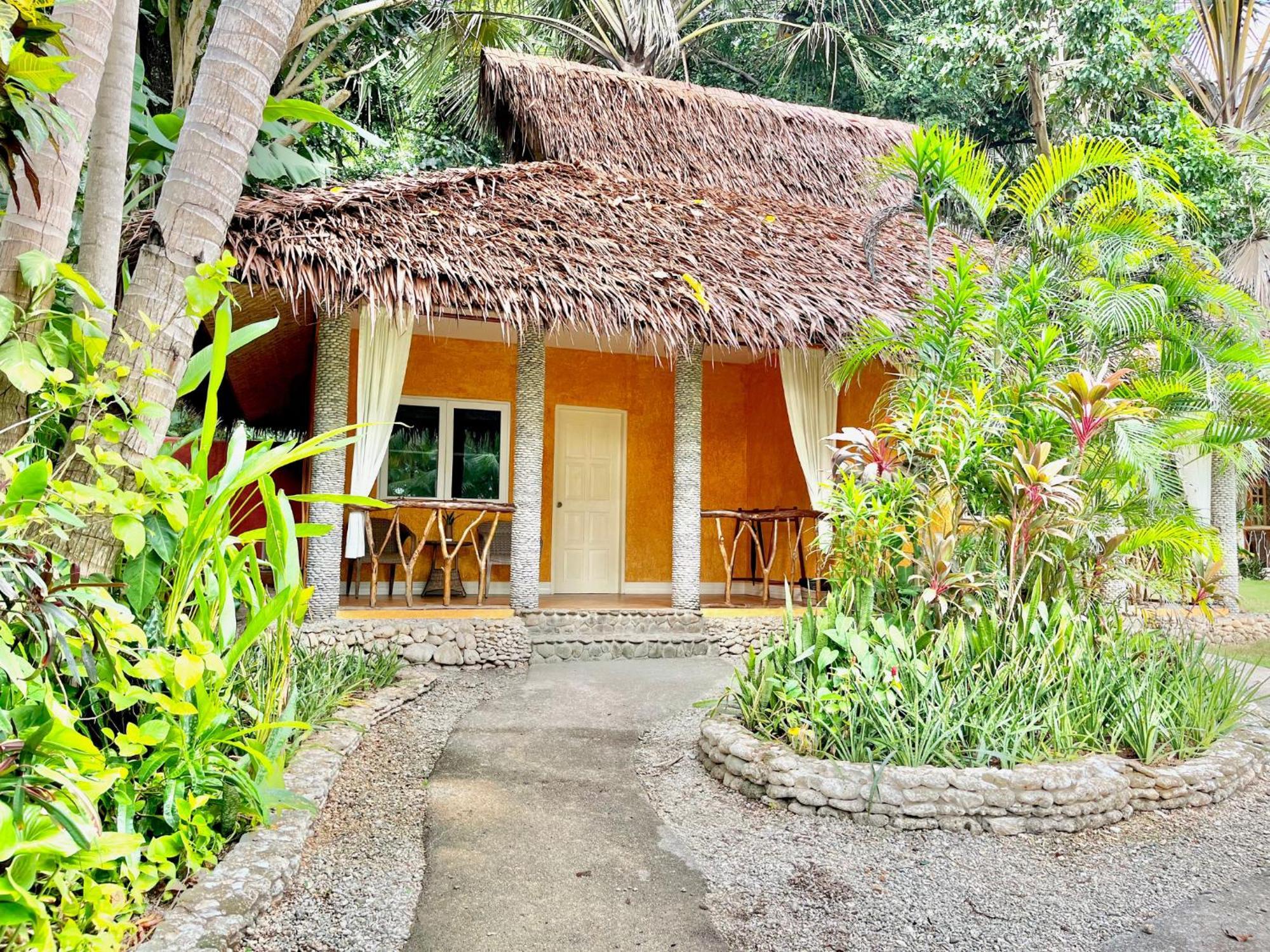 Coco Grove Beach Resort, Siquijor Island Pokój zdjęcie A bungalow at the resort