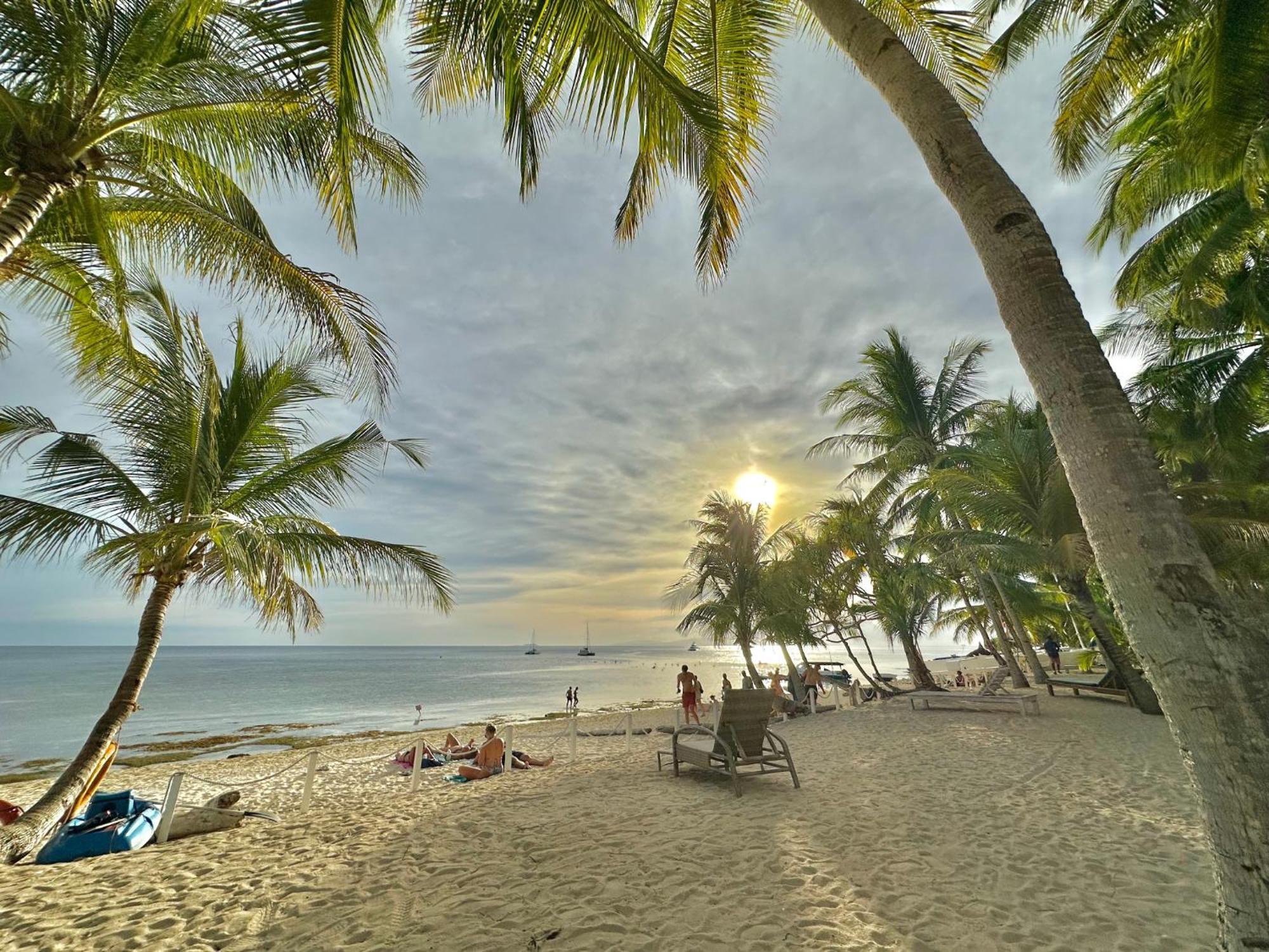 Coco Grove Beach Resort, Siquijor Island Zewnętrze zdjęcie Sunset at the beach